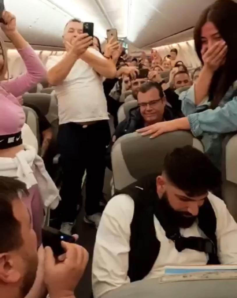 Aşkını uçakta ilan etti