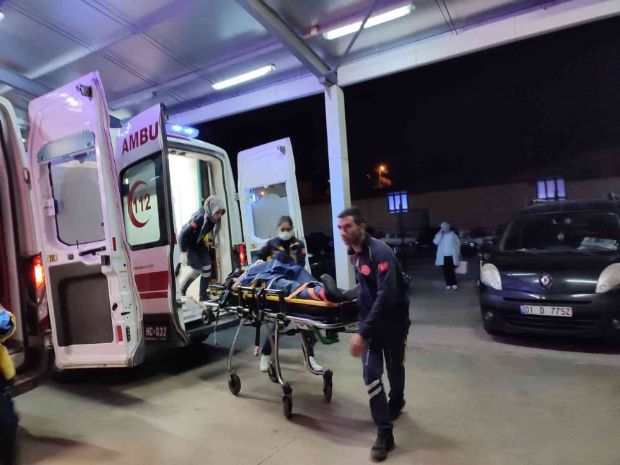 Adana’da cenazeye giden aile kaza yaptı: 1’i ağır, 3 yaralı