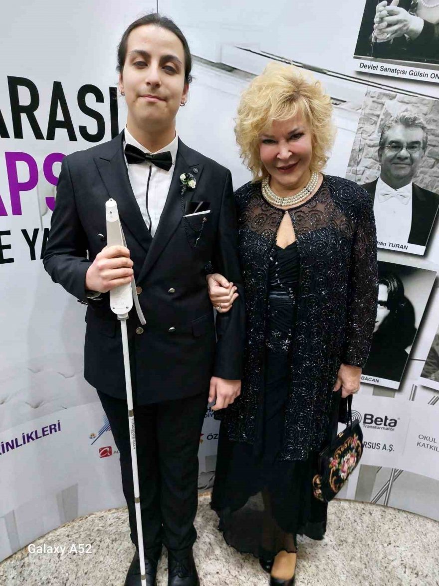 Görme engelli piyanist Ekrem Özcan Yılmaz’a üstün başarı belgesi