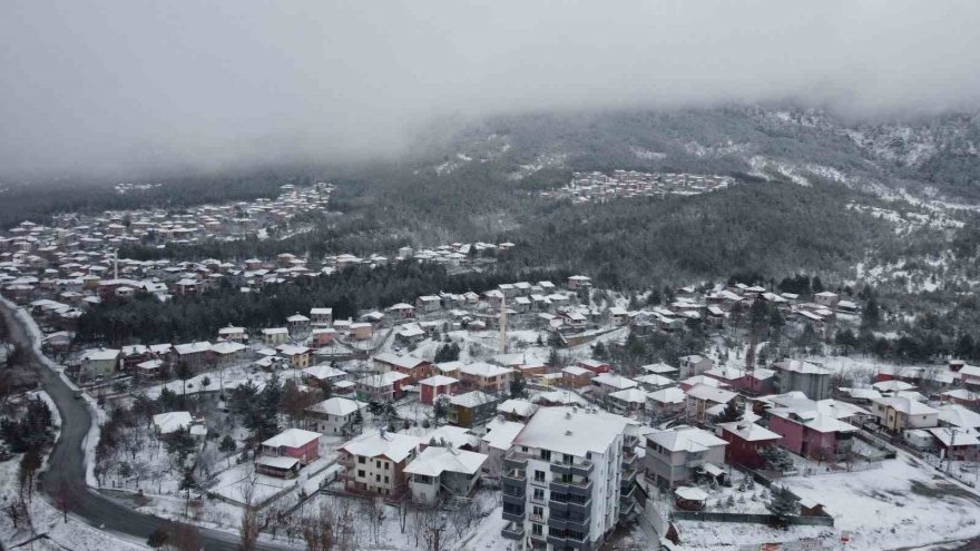 Adana’da kar, yüksek kesimleri beyaza bürüdü