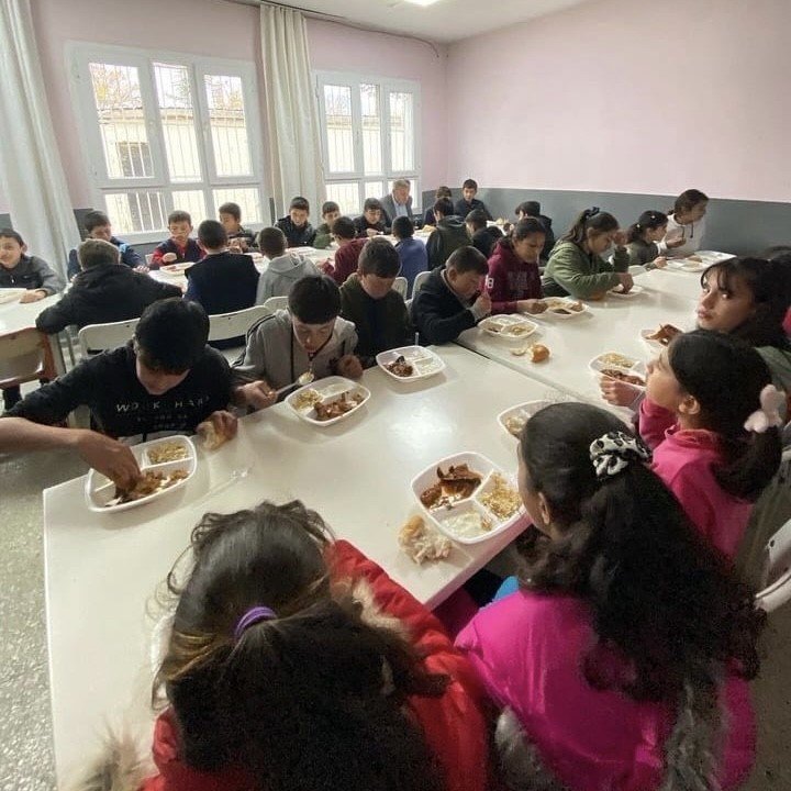 Pozantı’da öğrencilere ücretsiz yemek desteği