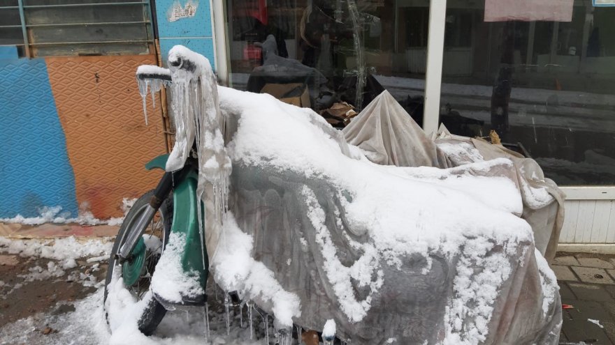 Karla birlikte her şey buz tuttu