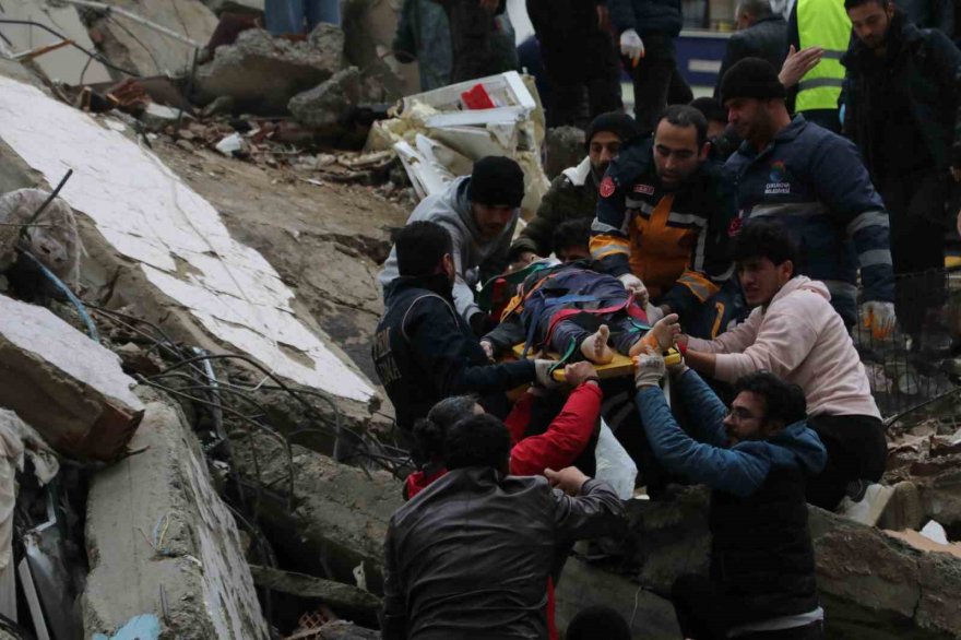 Adana’da 11 bina yıkıldı, 10 kişi hayatını kaybetti