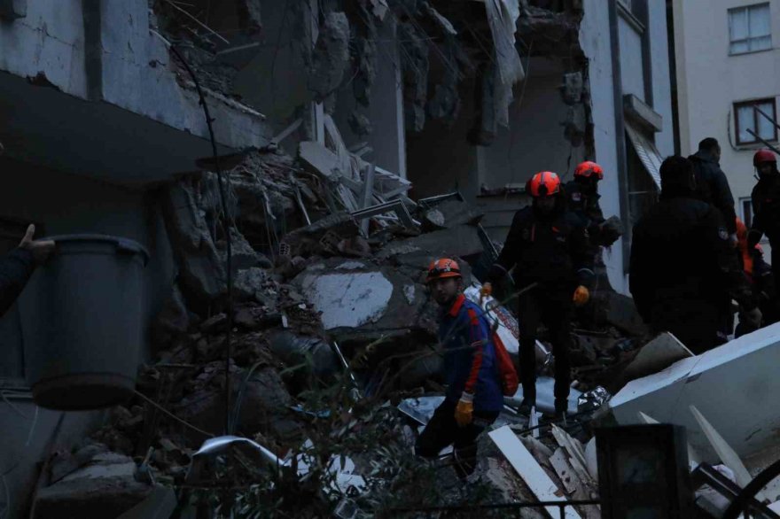 Adana’da yıkılan binalardan kurtarılma çalışması sürüyor