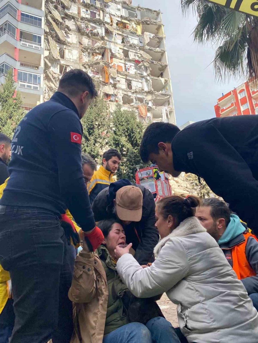 Yeni deprem 12 katlı binayı yıktı, yan bloktaki mahsur kalanlar kurtarılıyor