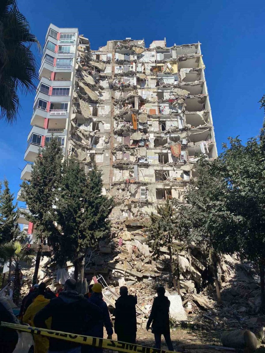 Yeni deprem 12 katlı binayı yıktı, yan bloktaki mahsur kalanlar kurtarılıyor