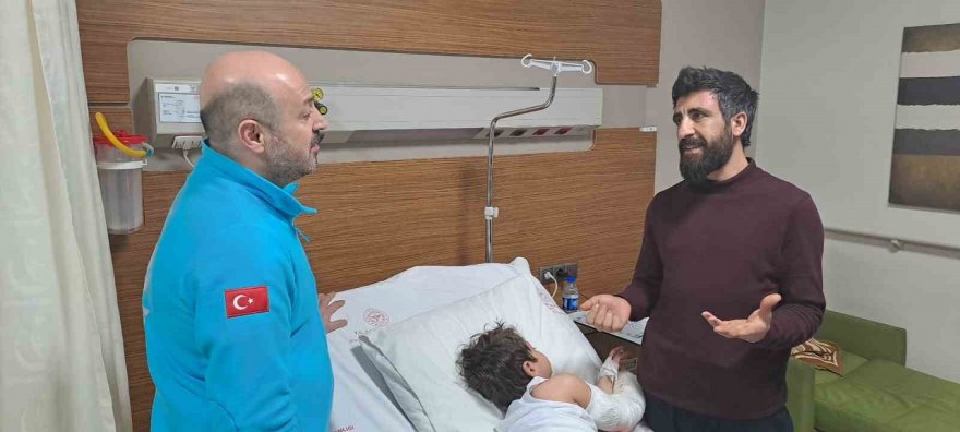 Adana İl Sağlık Müdürü Nacar, yaralı kurtulan vatandaşları hastanede ziyaret etti