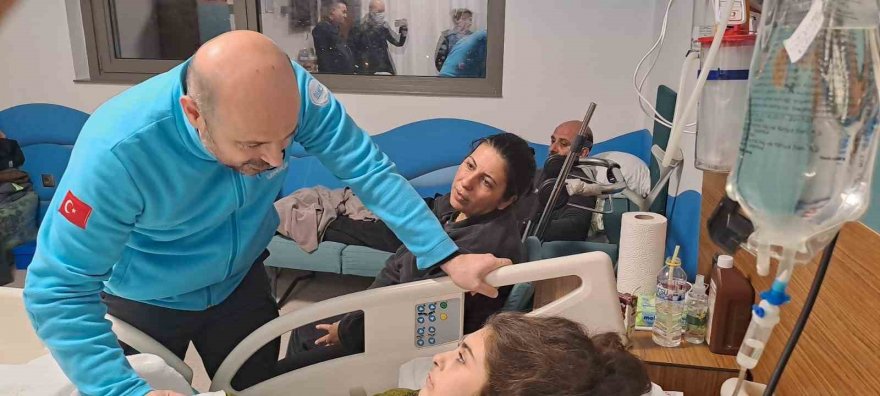 Adana İl Sağlık Müdürü Nacar, yaralı kurtulan vatandaşları hastanede ziyaret etti
