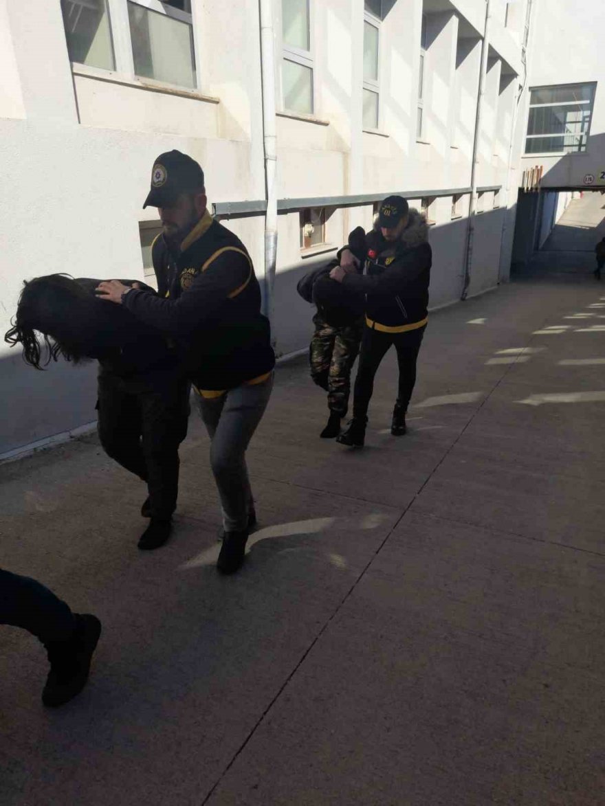 Depremzedelerin malzemesini çalan 10 hırsız tutuklandı