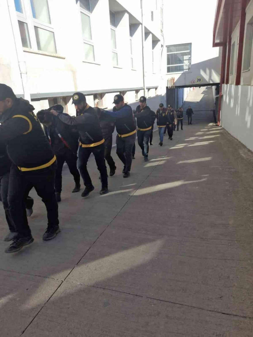 Depremzedelerin malzemesini çalan 10 hırsız tutuklandı