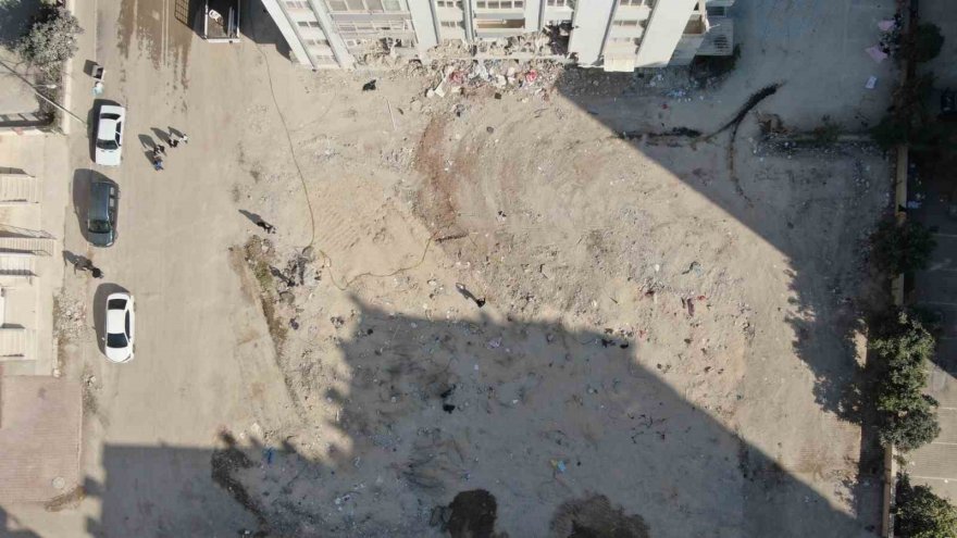 Adana’da yıkılan ve 418 kişiye mezar olan bina enkazları dron ile görüntülendi