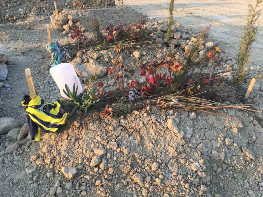 Depremde hayatını kaybedenlerin mezarları yürek yaktı