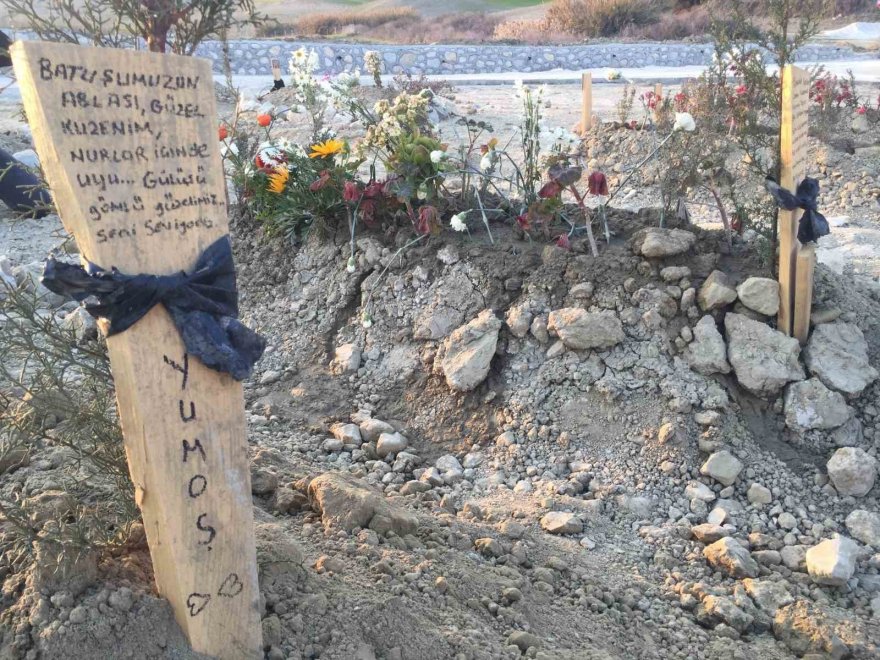Depremde hayatını kaybedenlerin mezarları yürek yaktı