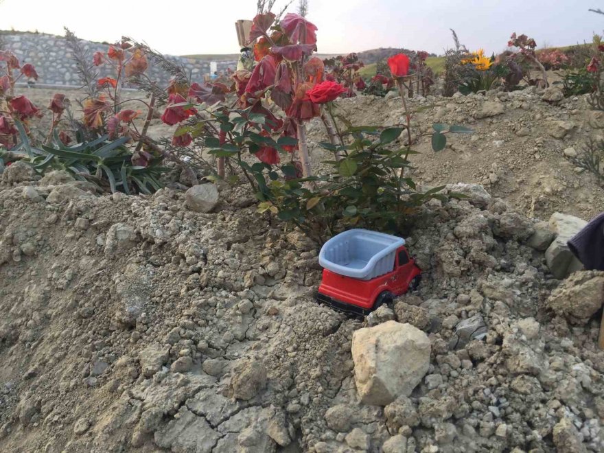 Depremde hayatını kaybedenlerin mezarları yürek yaktı