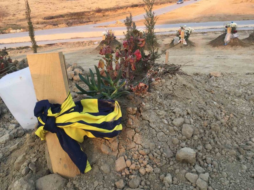 Depremde hayatını kaybedenlerin mezarları yürek yaktı