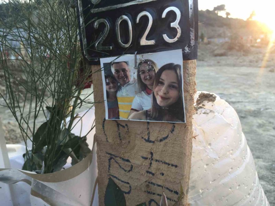 Depremde hayatını kaybedenlerin mezarları yürek yaktı