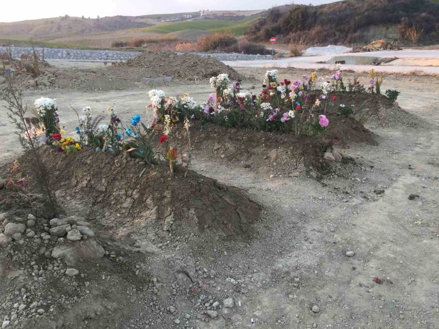 Depremde hayatını kaybedenlerin mezarları yürek yaktı