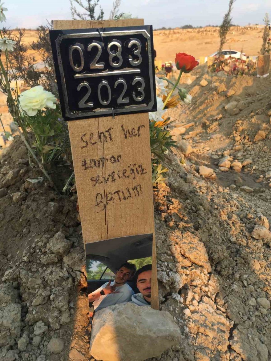 Depremde hayatını kaybedenlerin mezarları yürek yaktı