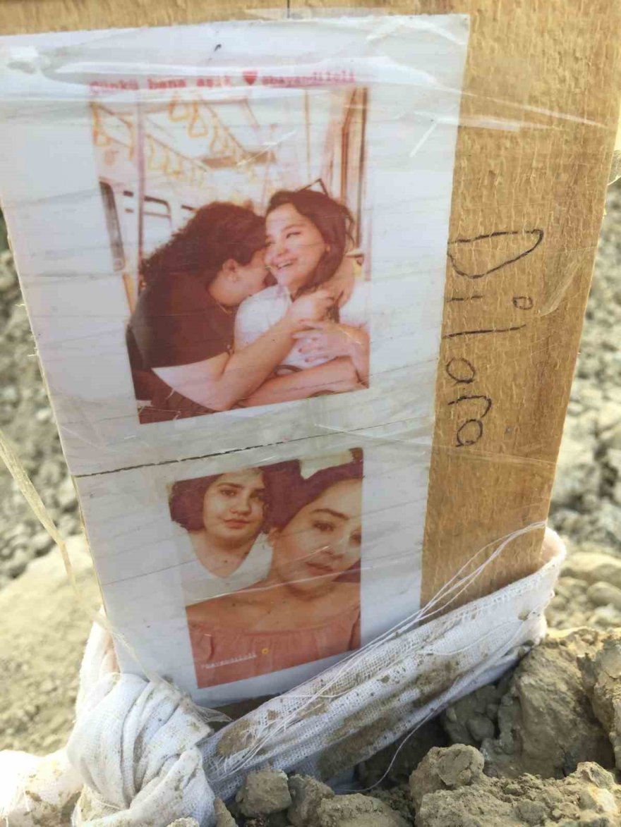 Depremde hayatını kaybedenlerin mezarları yürek yaktı