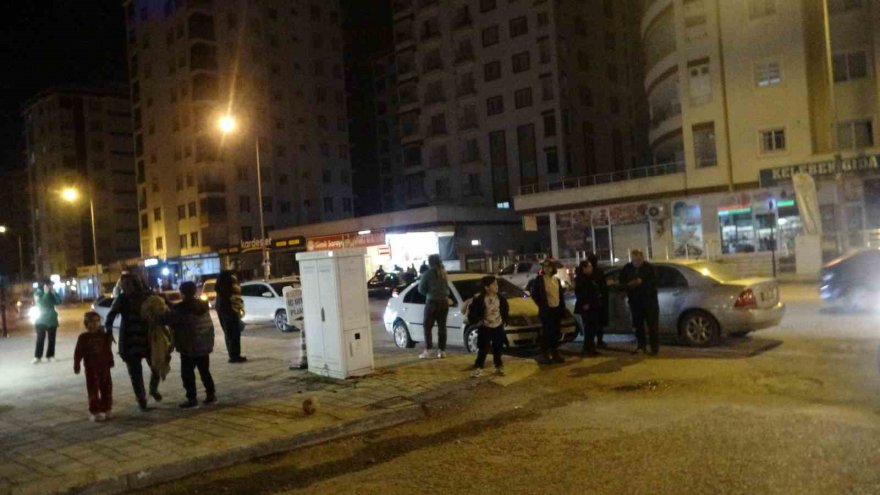 Peş peşe depremler Adana’da vatandaşları sokağa döktü