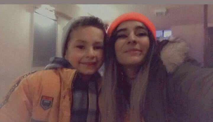 Depremde hayatını kaybeden yeğeninin mezarına sünnetliğini astı