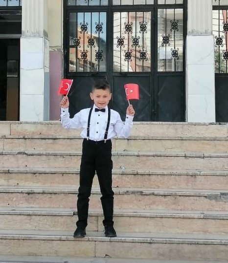 Depremde hayatını kaybeden yeğeninin mezarına sünnetliğini astı