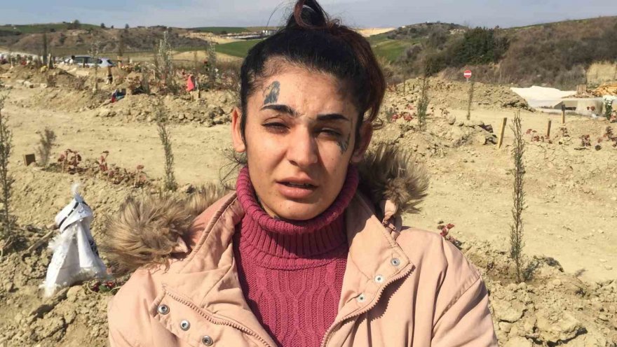 Depremde hayatını kaybeden yeğeninin mezarına sünnetliğini astı