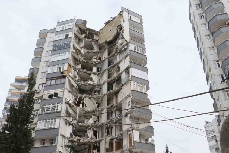 Depremde yarısı yıkılan apartmanın kontrollü yıkımına başlandı