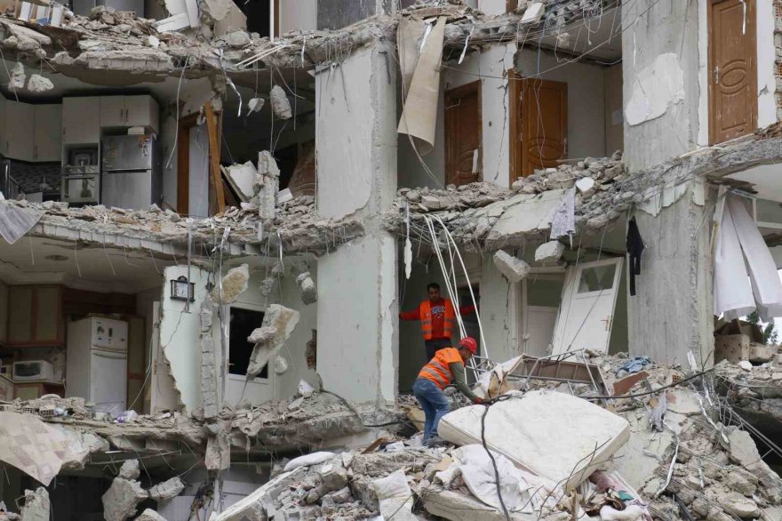 Depremde yarısı yıkılan apartmanın kontrollü yıkımına başlandı