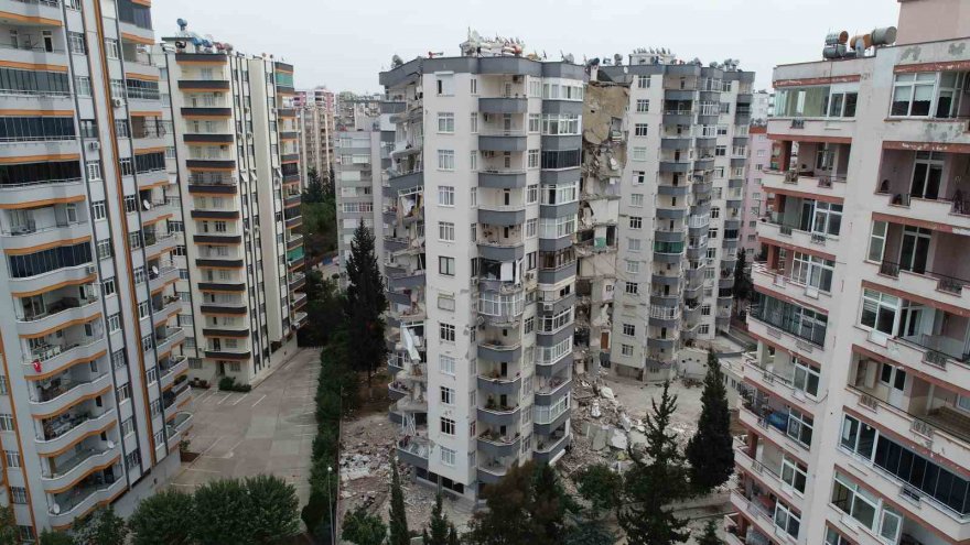 Depremde yarısı yıkılan apartmanın kontrollü yıkımına başlandı