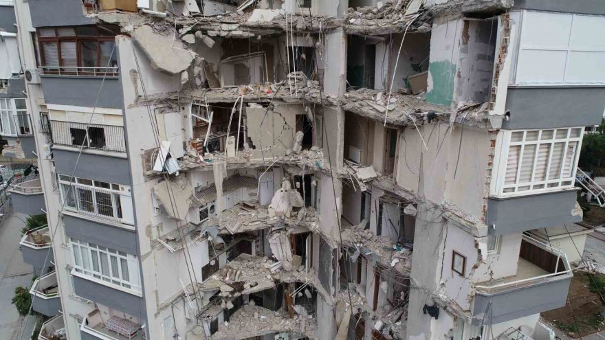 Depremde yarısı yıkılan apartmanın kontrollü yıkımına başlandı