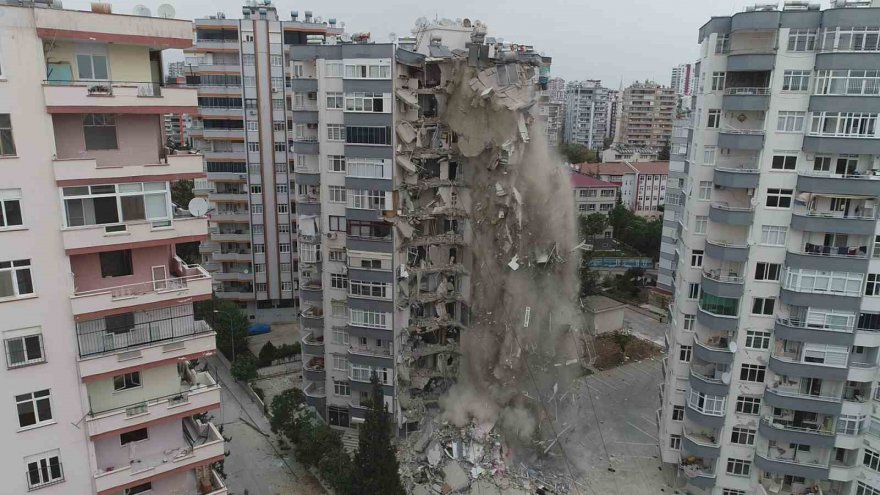 Depremde yarısı yıkılan apartmanın kontrollü yıkımına başlandı