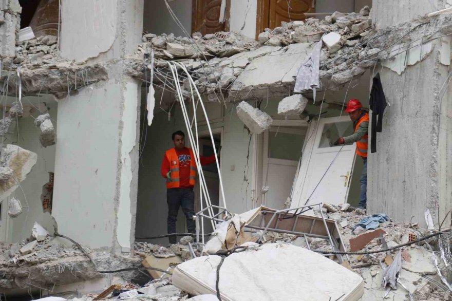 Depremde yarısı yıkılan apartmanın kontrollü yıkımına başlandı