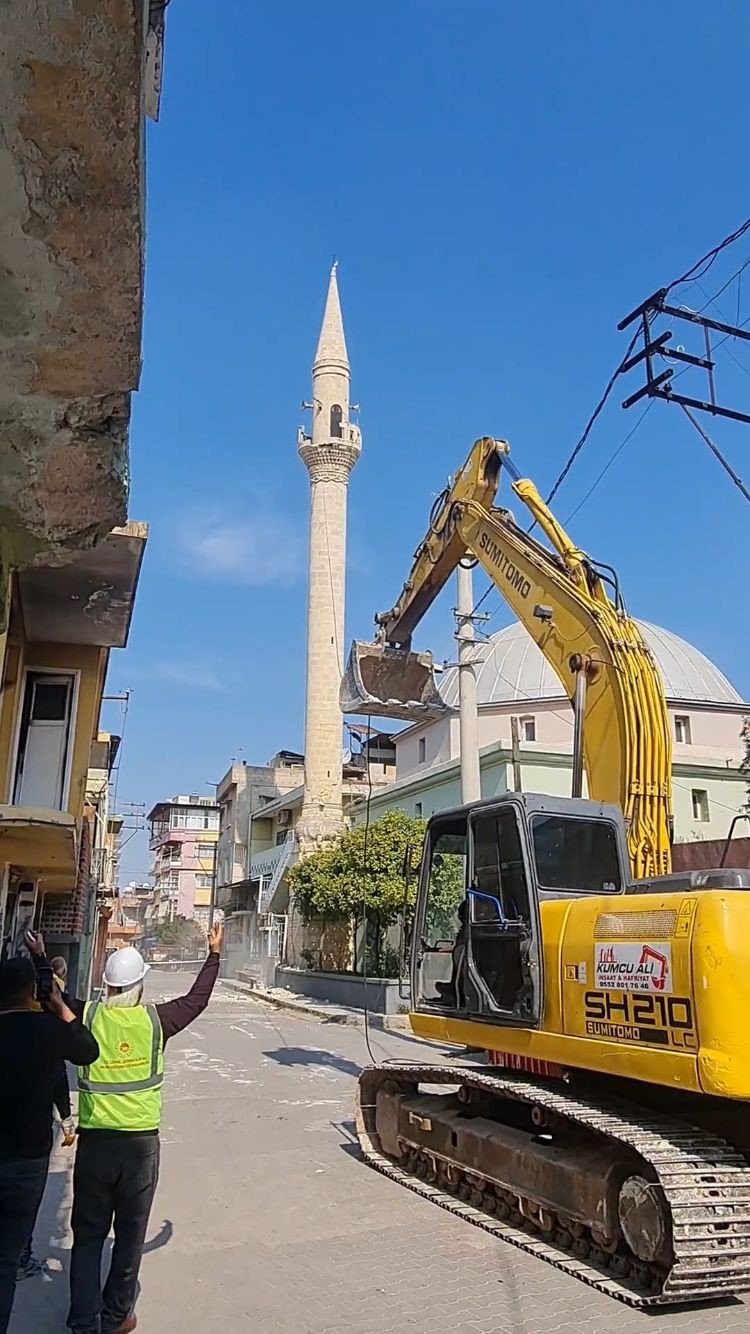 Kontrollü minare yıkımında işçi yaralandı