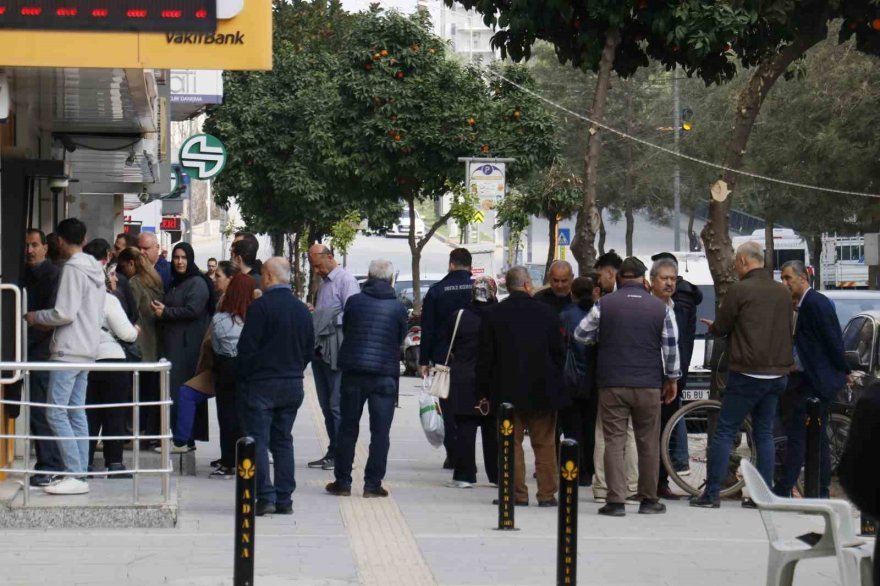 Deprem kredisi çekecek vatandaşlar bankaların önünde kuyruk oluşturdu