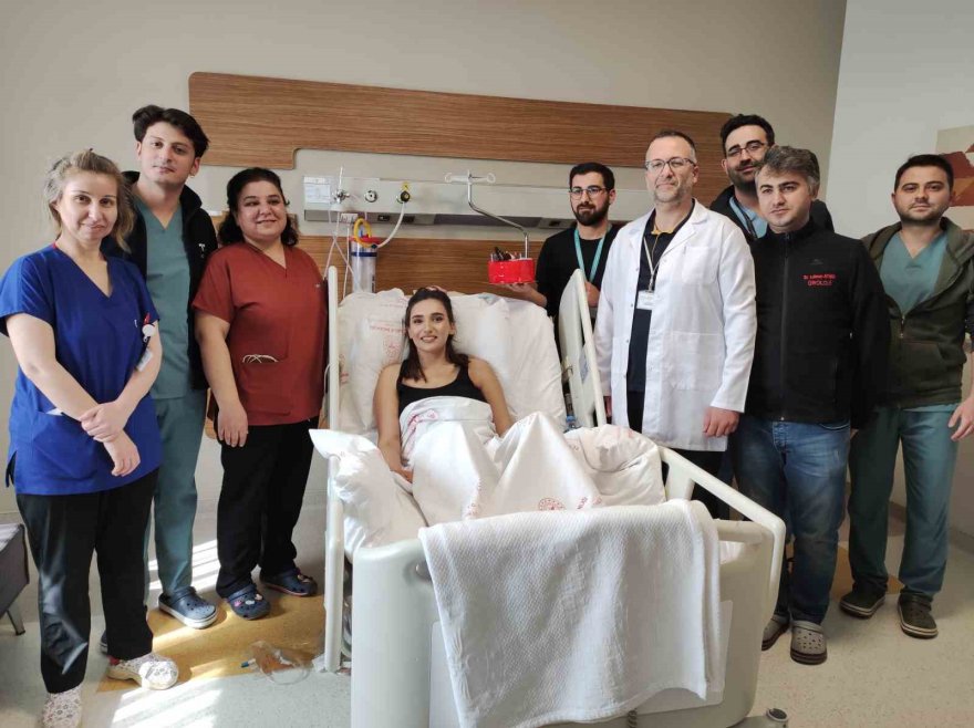 Yıkılan 13 katlı binadan kurtulan genç kadına doğum günü sürprizi