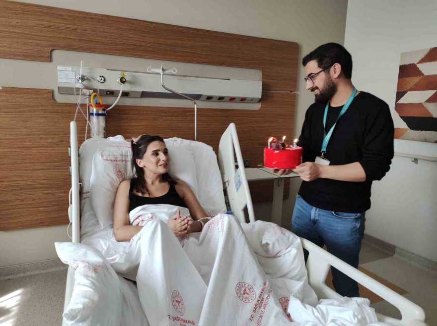 Yıkılan 13 katlı binadan kurtulan genç kadına doğum günü sürprizi