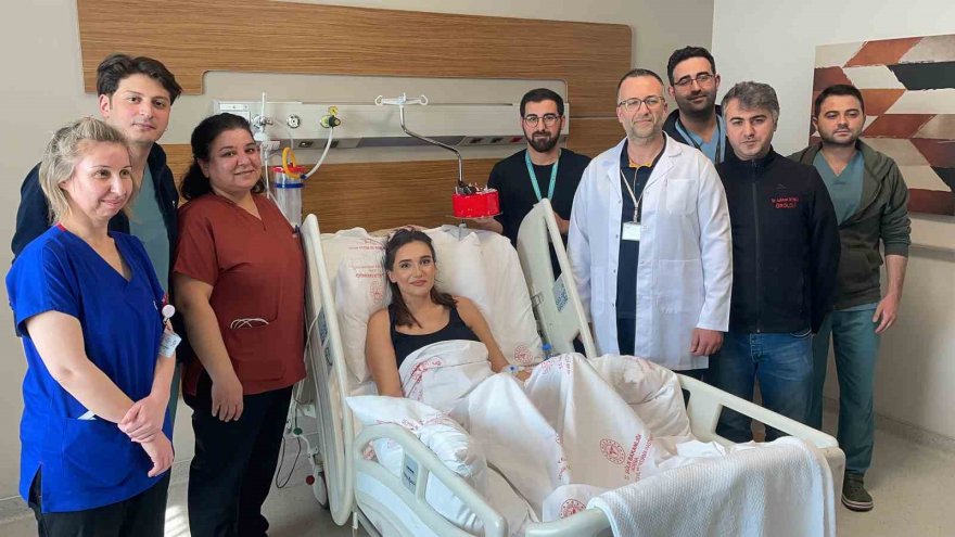 Yıkılan 13 katlı binadan kurtulan genç kadına doğum günü sürprizi