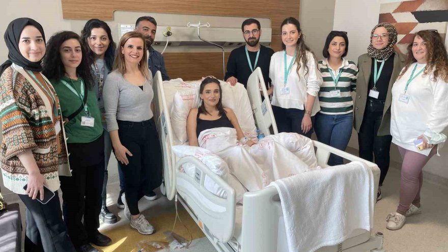 Yıkılan 13 katlı binadan kurtulan genç kadına doğum günü sürprizi