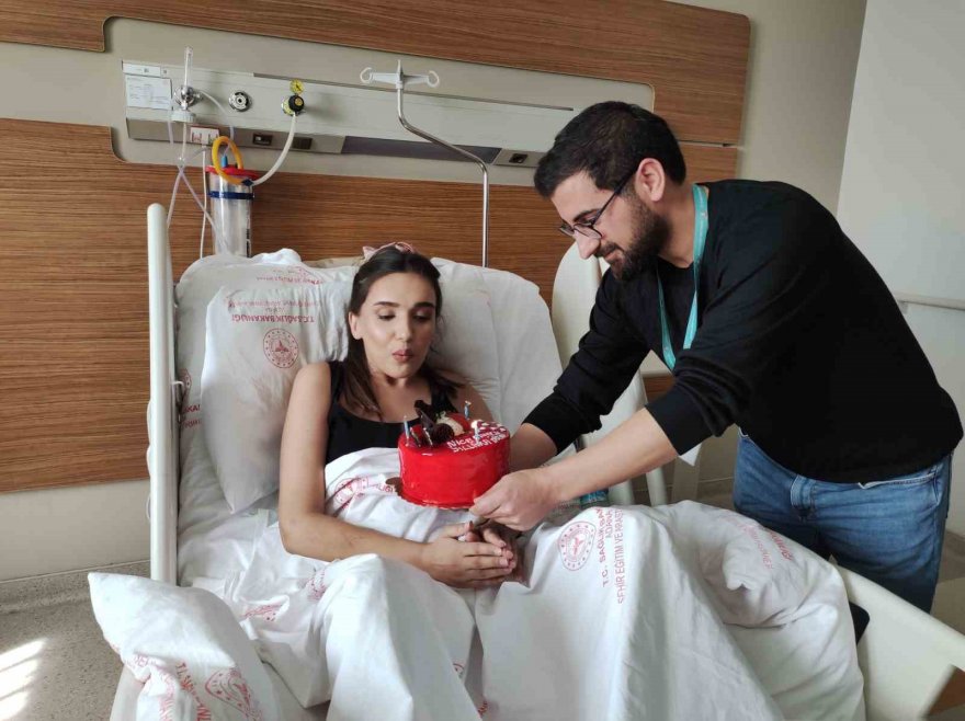 Yıkılan 13 katlı binadan kurtulan genç kadına doğum günü sürprizi