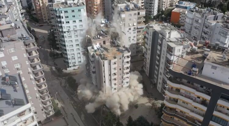 Depremde ağır hasar alan apartman yıkıldı