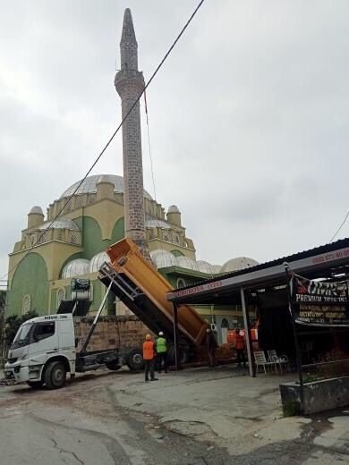 Kontrollü yıkılan minare iş yerinin üzerine düştü