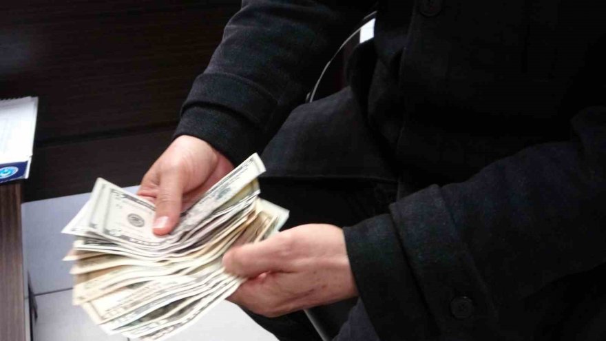 Depremzede ailenin aldığı kıyafette para çıktı, tereddüt etmeden iade ettiler