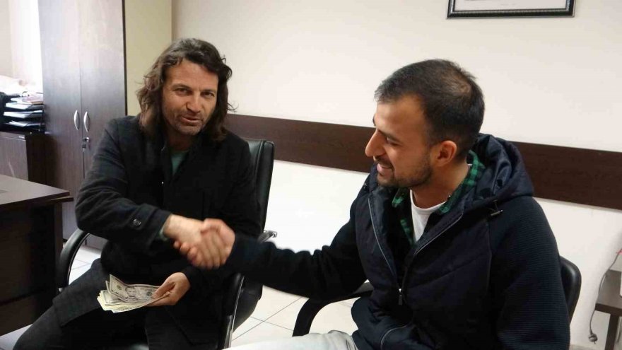 Depremzede ailenin aldığı kıyafette para çıktı, tereddüt etmeden iade ettiler