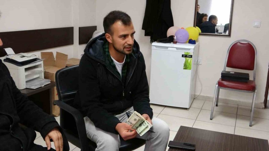 Depremzede ailenin aldığı kıyafette para çıktı, tereddüt etmeden iade ettiler