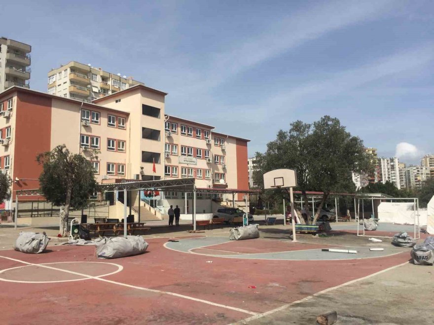 Okullarda 13 Mart hazırlığı: Çadırlar kaldırılıyor