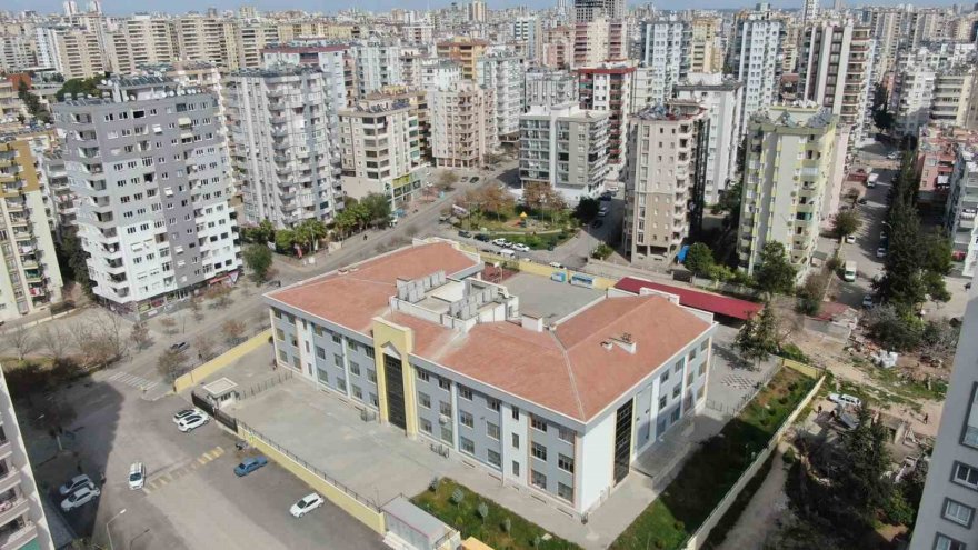 Okulun yanı başındaki ağır hasarlı bina öğrencileri tedirgin ediyor