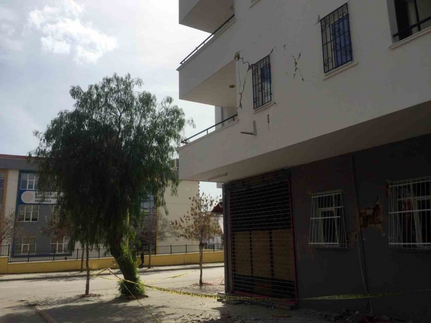 Okulun yanı başındaki ağır hasarlı bina öğrencileri tedirgin ediyor