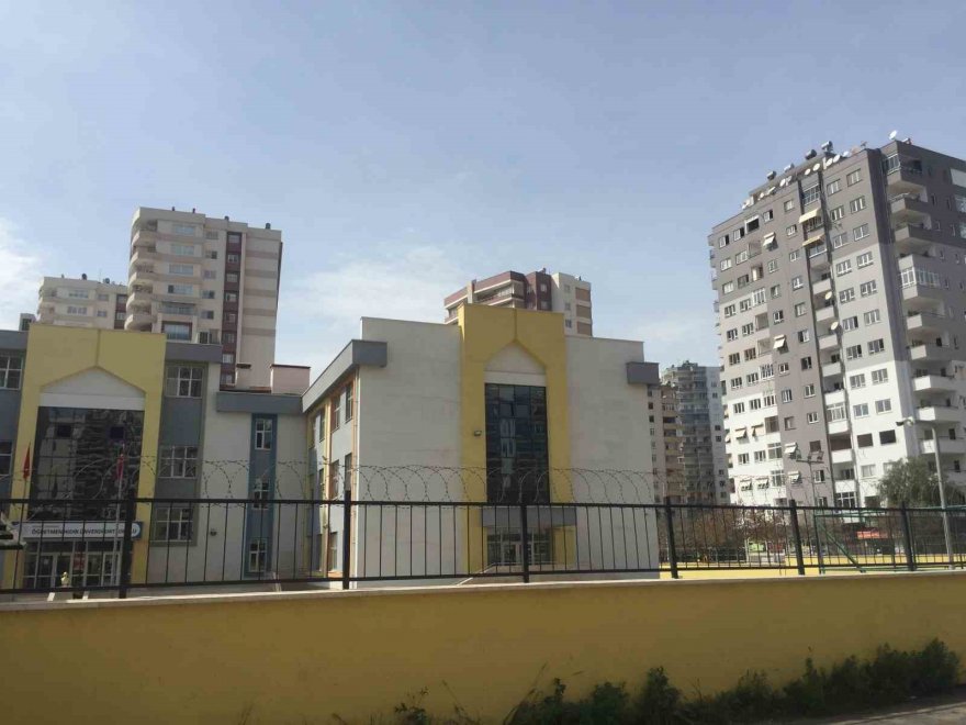 Okulun yanı başındaki ağır hasarlı bina öğrencileri tedirgin ediyor