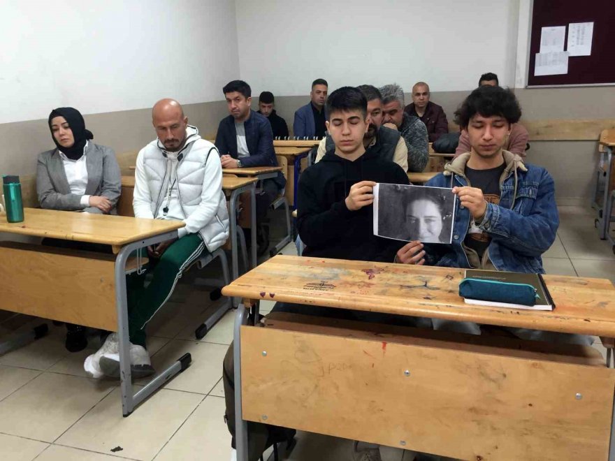 Depremde hayatını kaybeden öğretmen için hüzünlü tören